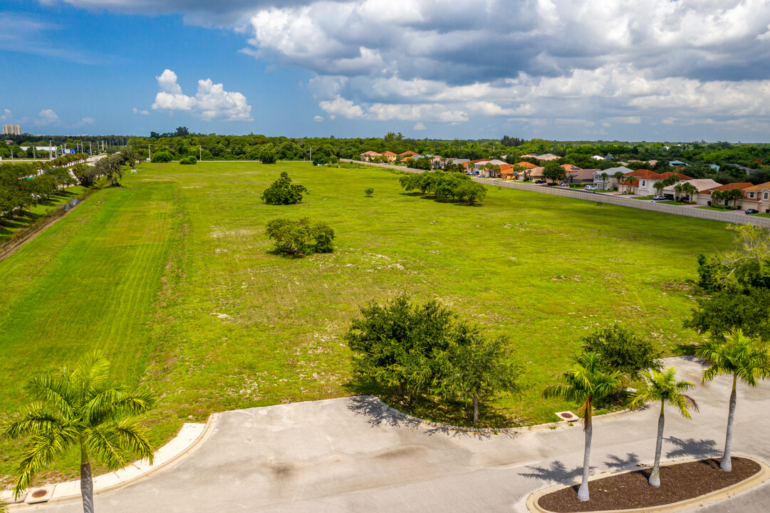 Via Coconut Urban Place in Estero, FL - Foto de edificio