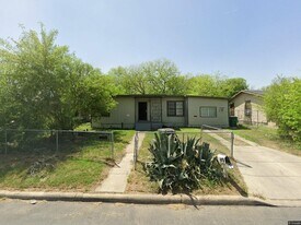 150 Sterling St in San Antonio, TX - Building Photo