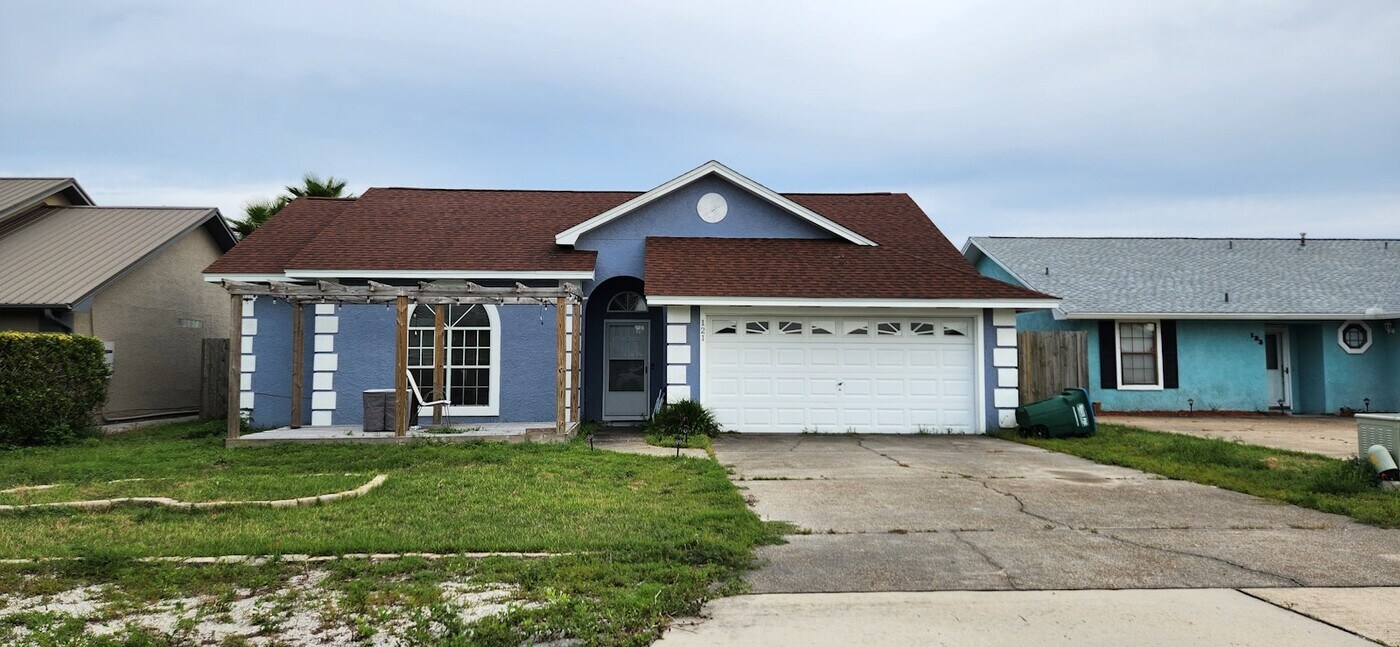 121 Sea Oats Dr in Panama City, FL - Foto de edificio