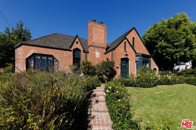 4207 Dundee Dr in Los Angeles, CA - Foto de edificio - Building Photo