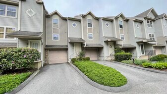 19 Hawthorne Dr in New London, CT - Building Photo