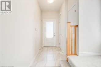 1 Mockingbird Ln in Stoney Creek, ON - Building Photo - Building Photo