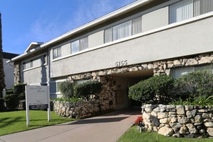 Yarmouth Gardens in Encino, CA - Building Photo