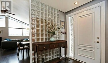 1065 Bomorda Dr in Oakville, ON - Building Photo - Building Photo