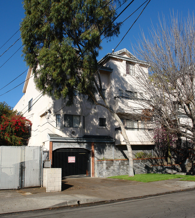 5215 Cartwright Ave in North Hollywood, CA - Foto de edificio - Building Photo