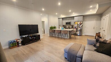 32 Cummins Hwy in Boston, MA - Building Photo - Building Photo
