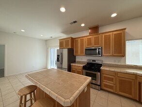 1447 Yosemite Dr in Chico, CA - Building Photo - Building Photo