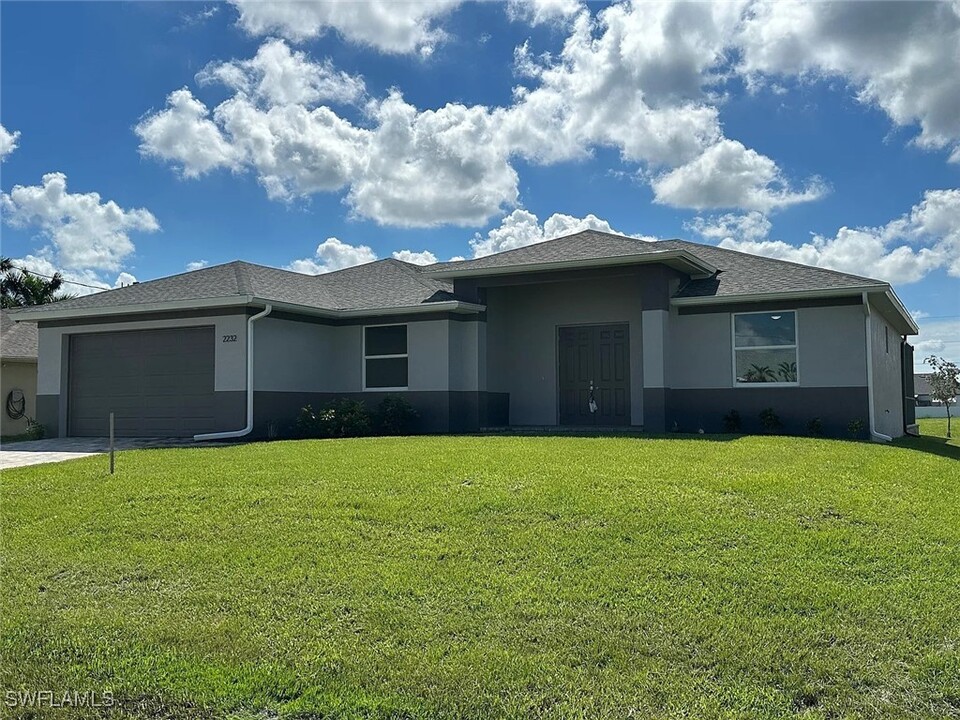 320 NW 17th Pl in Cape Coral, FL - Foto de edificio