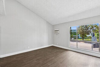 Cambridge On Devonshire in Northridge, CA - Foto de edificio - Building Photo