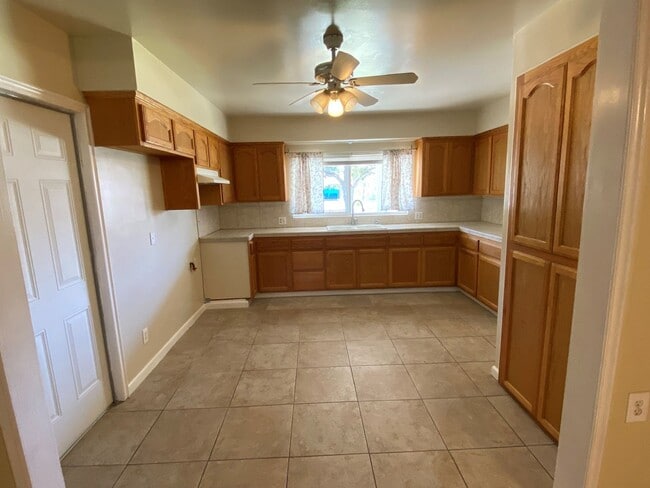 317 S Hill St in Arvin, CA - Building Photo - Building Photo