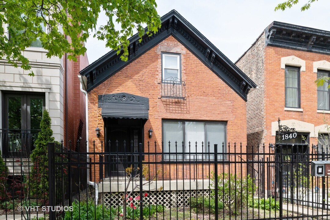 1840 W Huron St in Chicago, IL - Foto de edificio