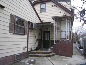95 McKinley Ave in Lodi, NJ - Foto de edificio - Building Photo