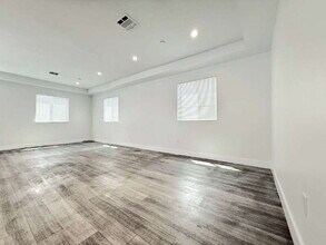 829 E 74th St in Los Angeles, CA - Foto de edificio - Building Photo