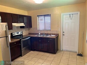 6115 SW 30th St-Unit -B in Miramar, FL - Building Photo - Building Photo