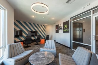 Ellipse Urban Apartments in Hampton, VA - Foto de edificio - Building Photo