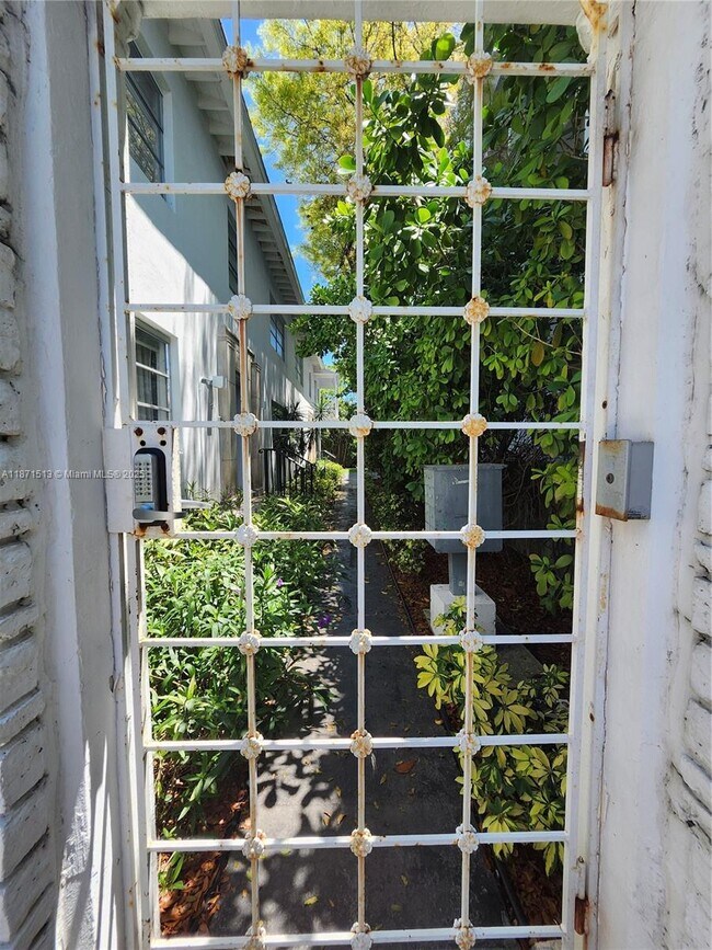 1557 Euclid Ave in Miami Beach, FL - Building Photo - Building Photo
