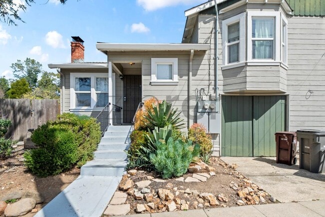 3400 Seminary Ave in Oakland, CA - Foto de edificio - Building Photo