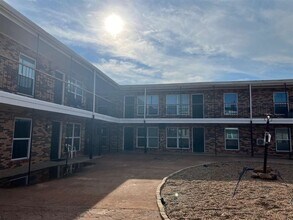 2107 NW 38th St in Lawton, OK - Foto de edificio - Building Photo
