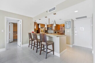 1717 N Bayshore Dr in Miami, FL - Building Photo - Building Photo