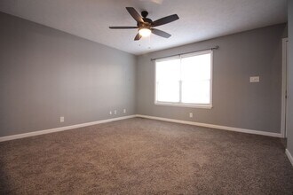 135 Waterford Dr in Oak Grove, KY - Building Photo - Building Photo