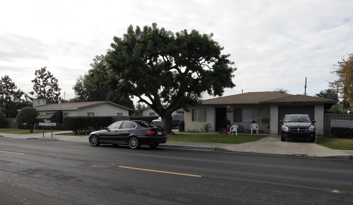 181-183 Santa Isabel Ave in Costa Mesa, CA - Building Photo