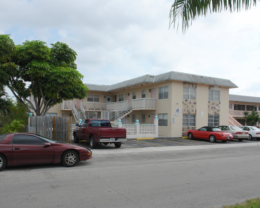 623 NE 2nd St in Hallandale Beach, FL - Building Photo