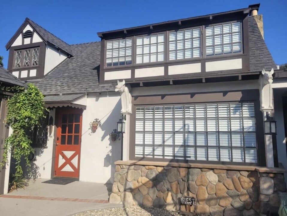 1287 Coast Village Cir in Santa Barbara, CA - Building Photo