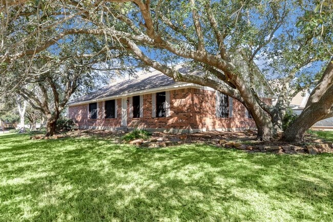 7098 Shadow Lake Dr in Willis, TX - Building Photo - Building Photo