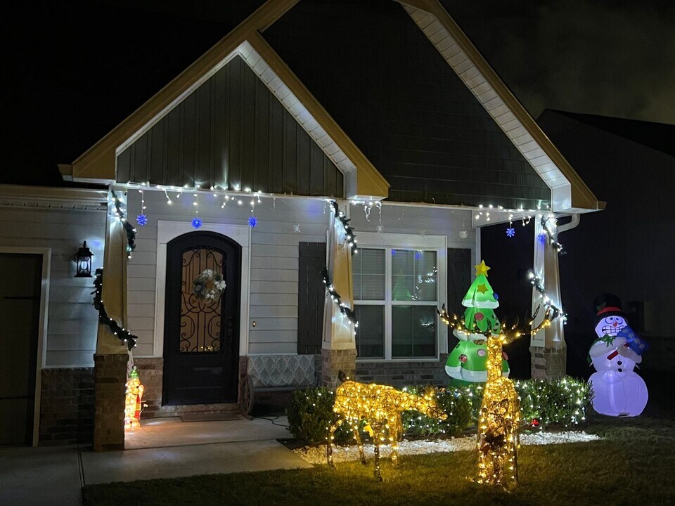 10484 W Landon Green Cir in Gulfport, MS - Building Photo