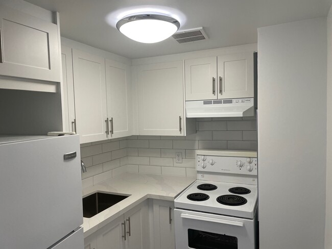 30 Springhurst Ave in Toronto, ON - Building Photo - Building Photo