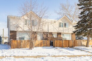 139 Huntington Park NW in Calgary, AB - Building Photo
