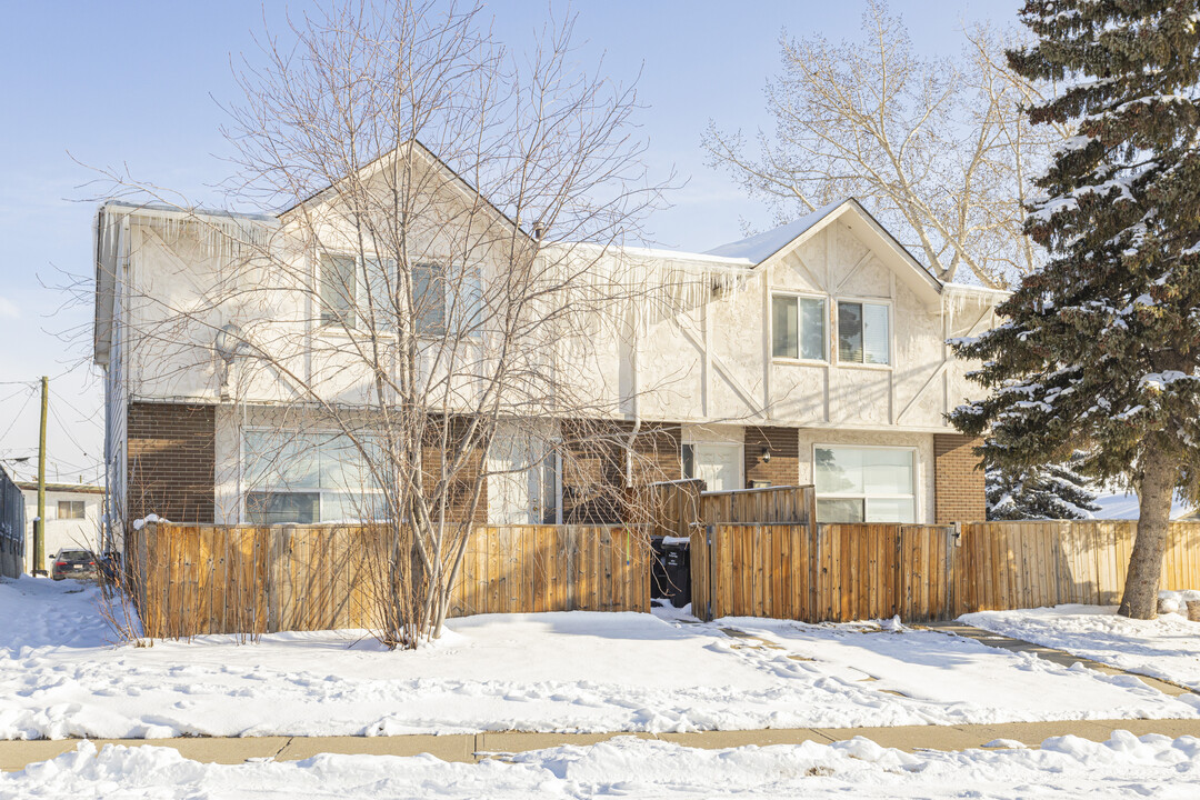 139 Huntington Park NW in Calgary, AB - Building Photo