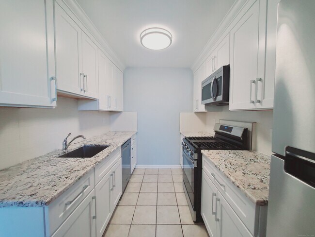 39 Glenbrook Rd in Stamford, CT - Building Photo - Building Photo