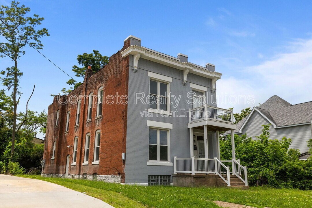 5866 Etzel Ave in St. Louis, MO - Building Photo