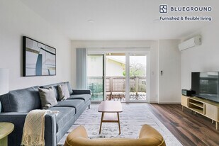 10870 N Stelling Rd in Cupertino, CA - Building Photo