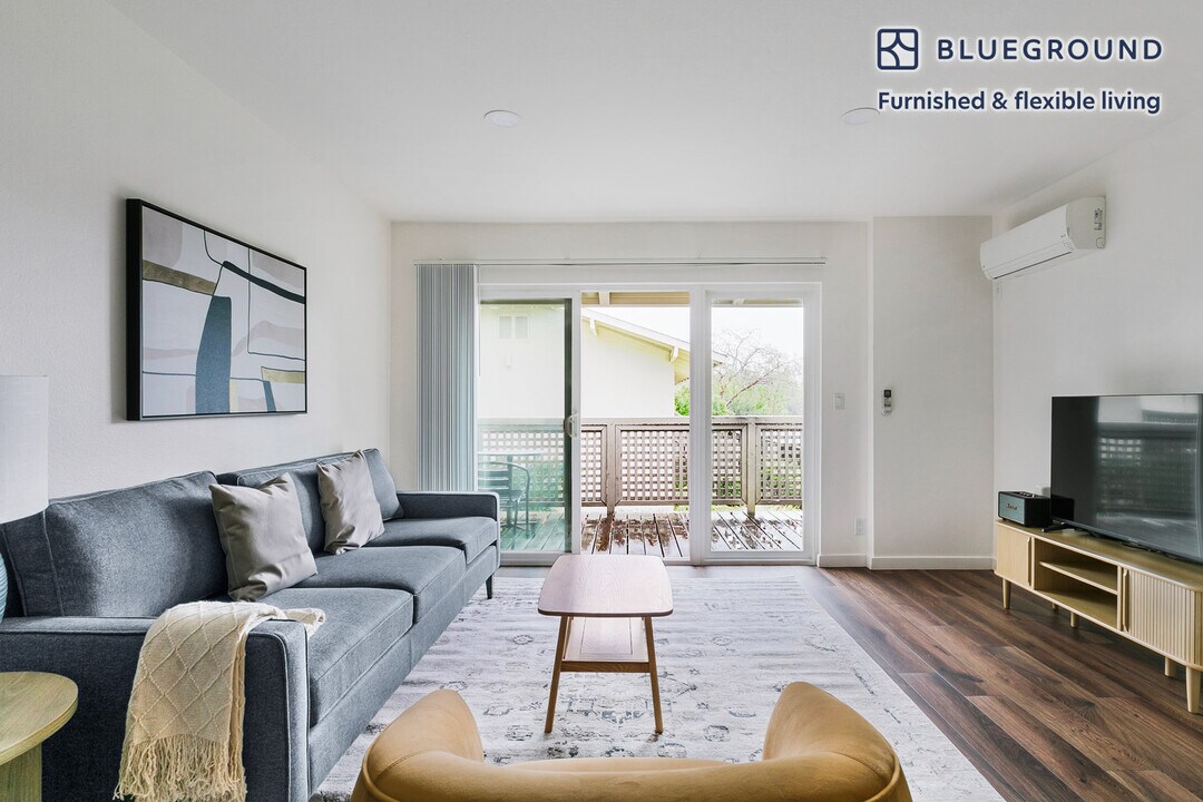 10870 N Stelling Rd in Cupertino, CA - Building Photo