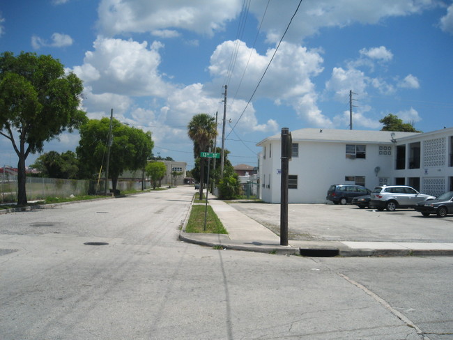 1025 13th St in West Palm Beach, FL - Building Photo - Building Photo