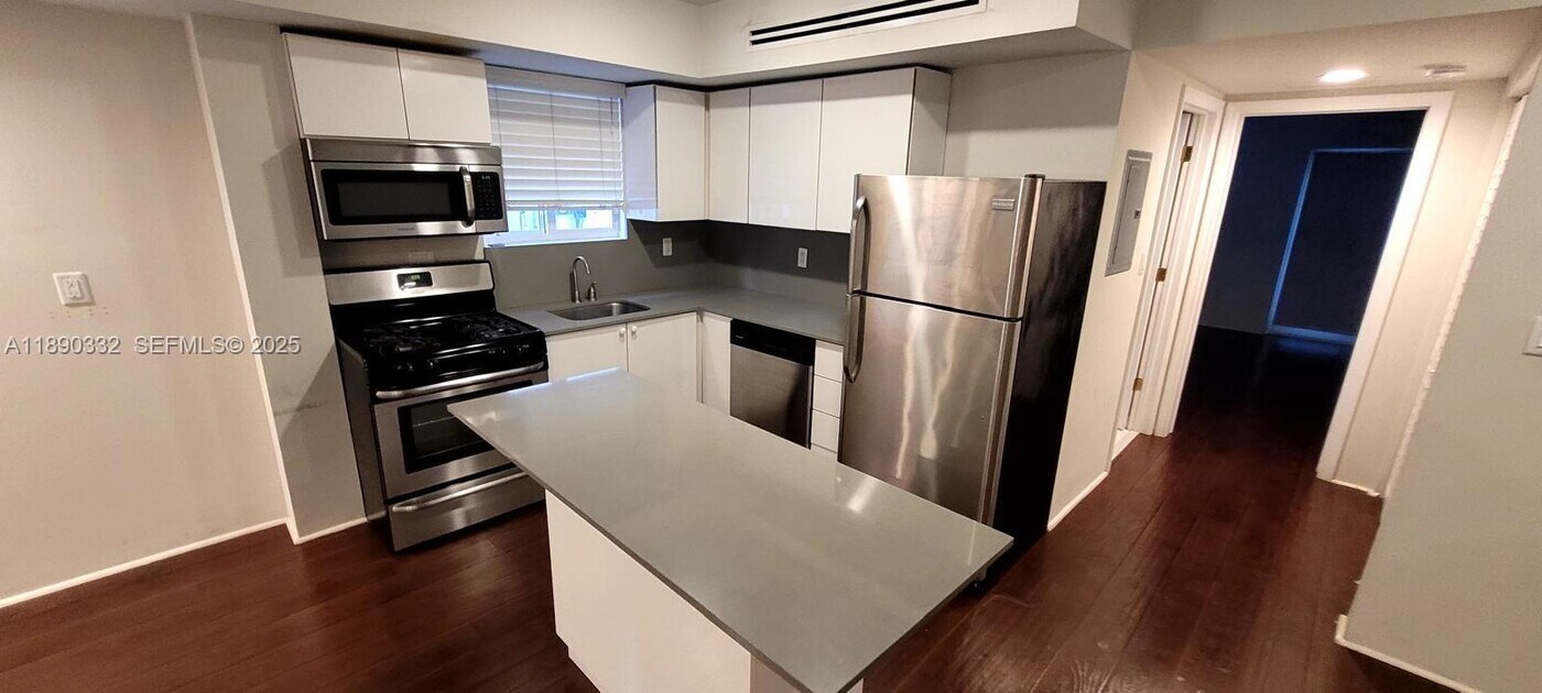 7333 Dickens Ave in Miami Beach, FL - Building Photo