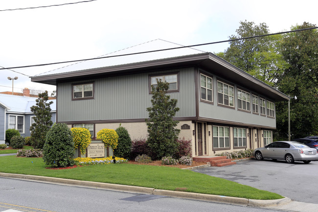 Magnolia Village in Statesboro, GA - Foto de edificio - Building Photo