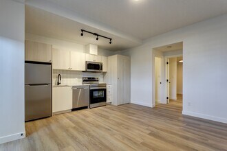 11711-11131 131 Ave NW in Edmonton, AB - Building Photo - Building Photo