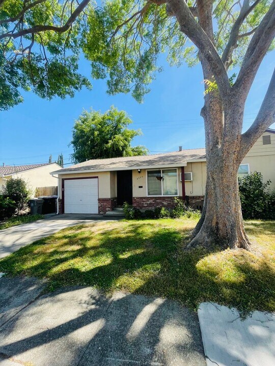 2370 32nd Ave-Unit -8161001002 in Sacramento, CA - Building Photo