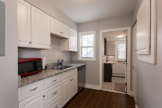 3 Sharon Ct in Newport, RI - Building Photo - Building Photo