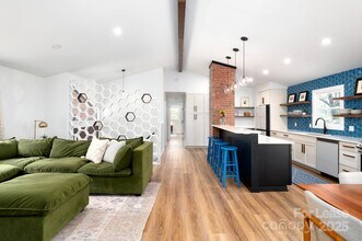 53 Sleepy Hollow Dr in Asheville, NC - Foto de edificio - Building Photo