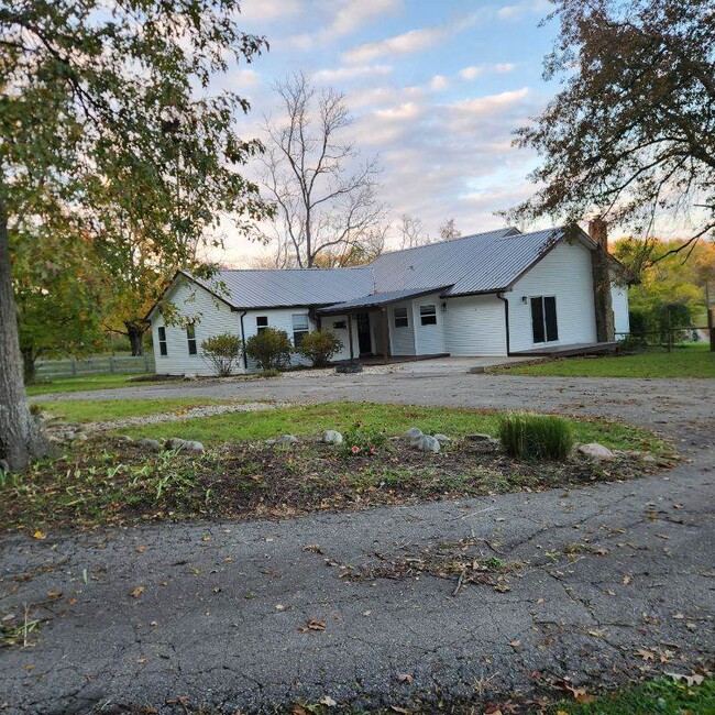 9063 Morrow Woodville Rd in Pleasant Plain, OH - Foto de edificio - Building Photo