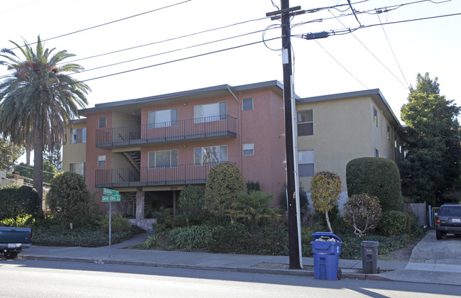 1820 Santa Clara Ave in Alameda, CA - Foto de edificio - Building Photo