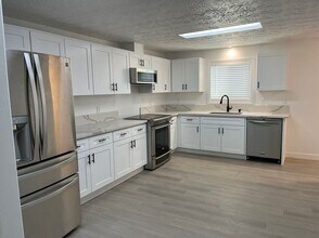 2081 Canemah St in West Linn, OR - Building Photo - Building Photo