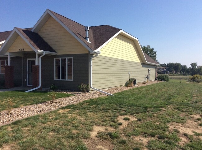 572 Elks Dr in Dickinson, ND - Building Photo - Building Photo