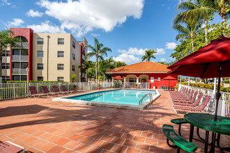 Lago Club Apartments in Miami, FL - Foto de edificio - Building Photo