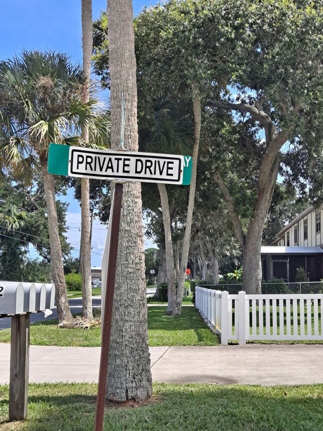 1904 S Riverside Dr in Edgewater, FL - Building Photo - Building Photo