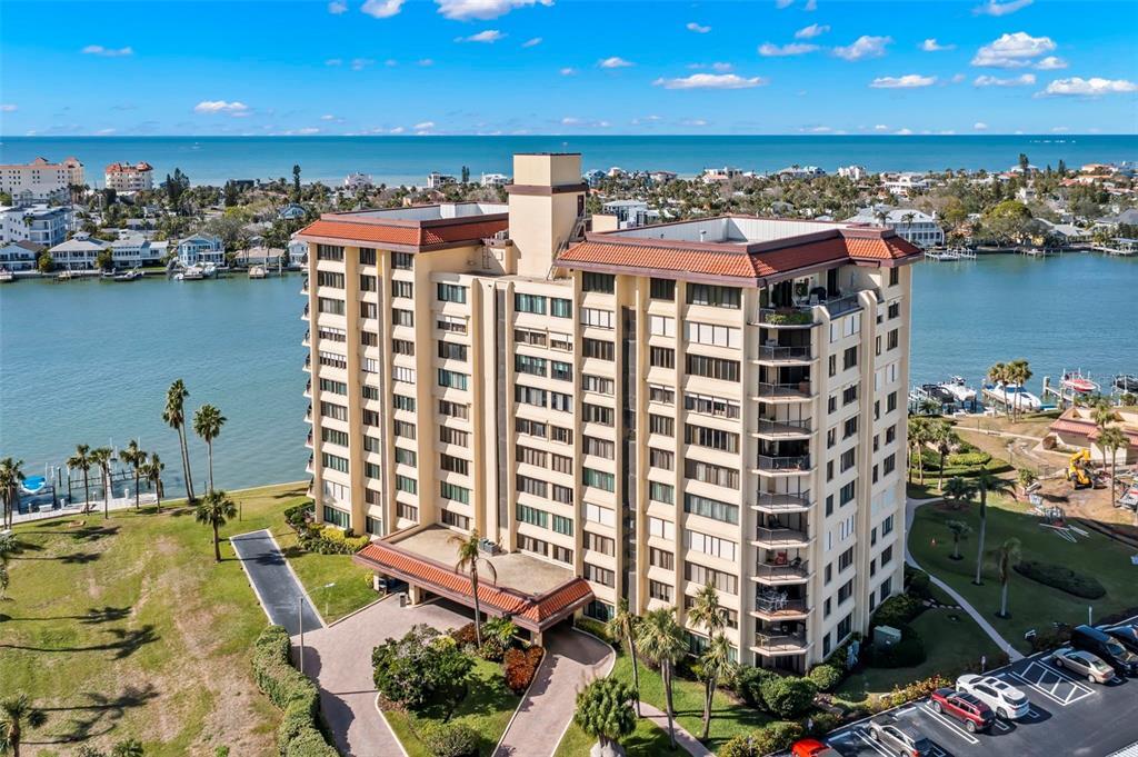 700 Island Way in Clearwater, FL - Building Photo